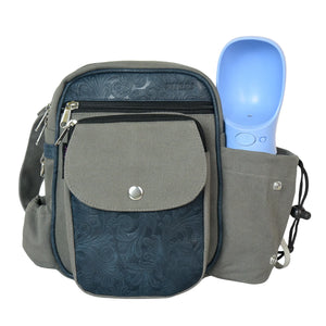 Gassi-Tasche Konstanz in Grau aus robustem Canvas mit geprägtem dunkelgrauem Echtleder, Frontansicht mit mehreren Reißverschlussfächern, mit Flaschenhalter