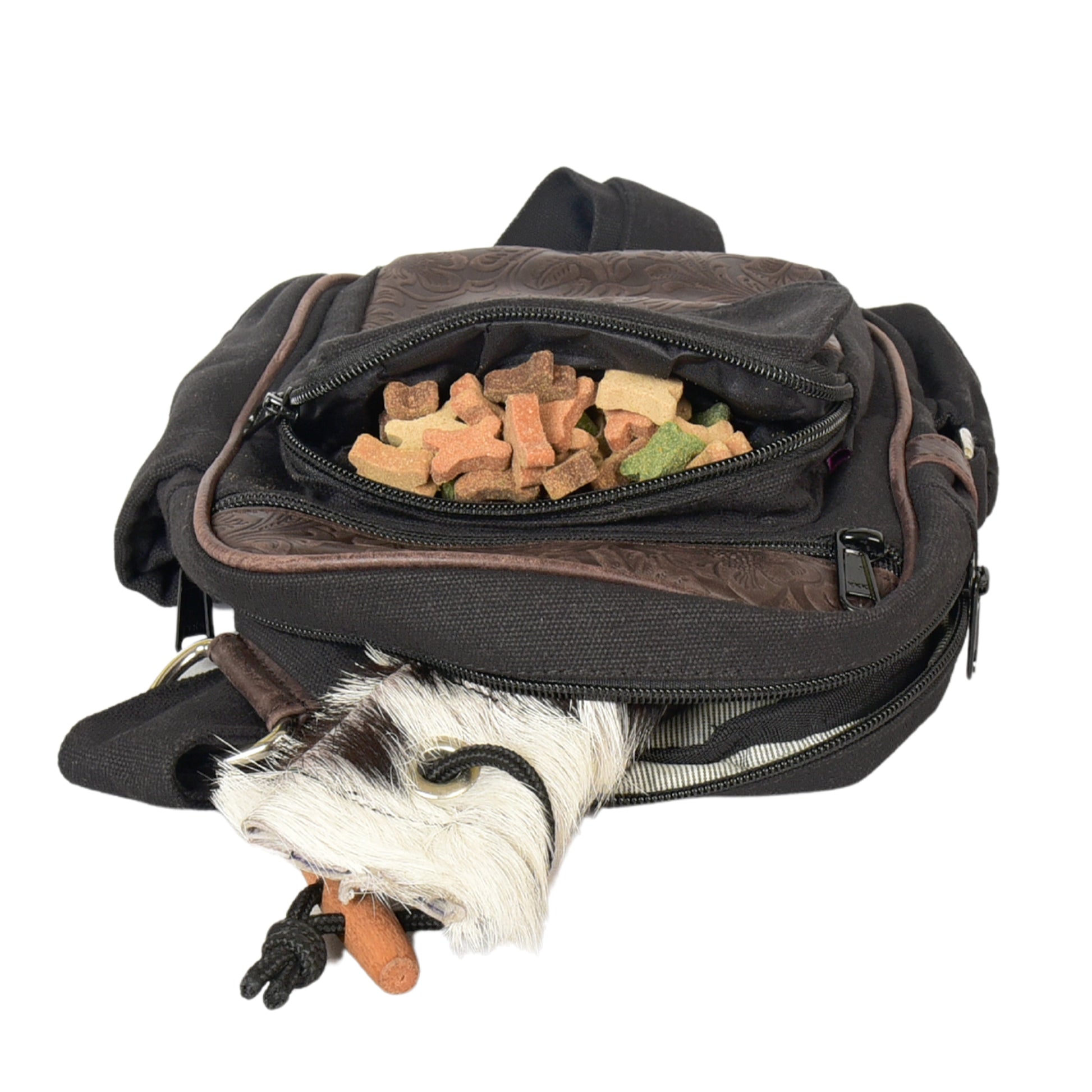 Gassi-Tasche Konstanz mit geöffnetem Leckerli-Fach, ideal für Hundetraining und Belohnungen