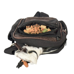 Gassi-Tasche Konstanz mit geöffnetem Leckerli-Fach, ideal für Hundetraining und Belohnungen