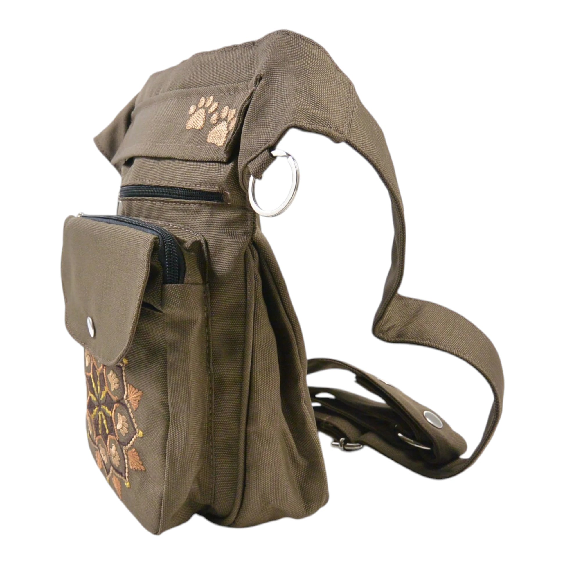 Braune Nijens Gassi-Tasche Hannover aus wasserabweisendem Polyesterstoff mit Mandala-Stickerei und Pfotenmotiv, praktische Bauchtasche für Hundespaziergänge. Seitenansicht.