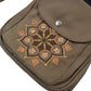 Detailaufnahme der Mandala-Stickerei mit Pfotenmotiv auf brauner wasserabweisender Gassitasche aus Polyester, stilvolles Design für unterwegs.