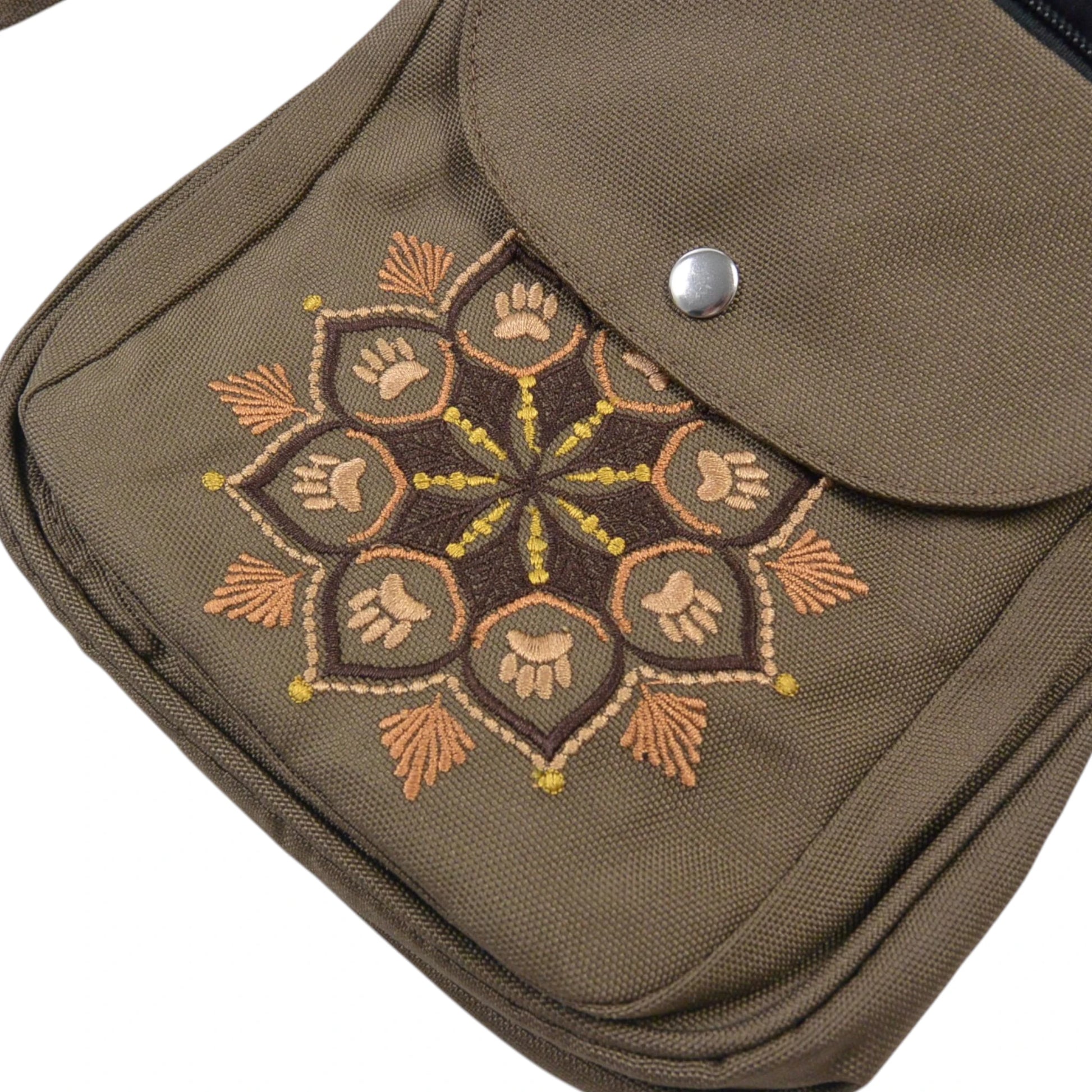 Detailaufnahme der Mandala-Stickerei mit Pfotenmotiv auf brauner wasserabweisender Gassitasche aus Polyester, stilvolles Design für unterwegs.