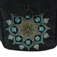 Detailaufnahme einer schwarzen Nijens Gassitasche mit Mandala-Stickerei in Türkis und Pfotenmotiv auf der Fronttasche.