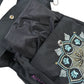 Schwarze Gassi-Tasche aus wasserabweisendem Polyesterstoff mit Mandala-Stickerei und Pfotenmotiv. Zusätzliche Fach ist mit umkehrbarer, vollständig waschbarer, wasserfester Innenfütterung ausgestattet