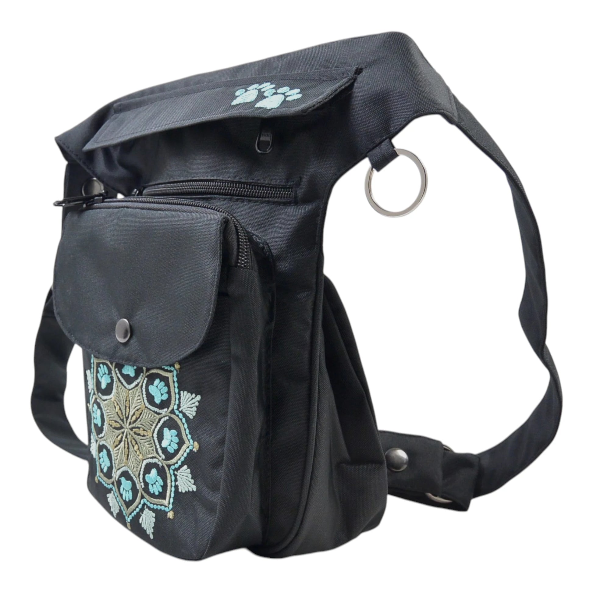 Schwarze Nijens Gassi-Tasche Hannover aus wasserabweisendem Polyesterstoff mit Mandala-Stickerei und Pfotenmotiv, praktische Bauchtasche für Hundespaziergänge. Seitenansicht.