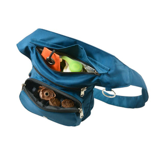 Gassi-Tasche Nijens Super-Hannover türkisblau offen mit Leckerlis, Kotbeutel, Handy und Hundezubehör in mehreren Fächern