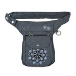 Gassi-Tasche, Bauchtasche und Gürteltasche aus wasserabweisendem Nylonstoff in Anthrazit mit Pfoten-Mandalastickerei. Diese Gürteltasche hat zwei Reißverschlussfächer vorne sowie ein Einsteckfach, welches durch einen Überschlag mit Druckknopf verschlossen wird. 
