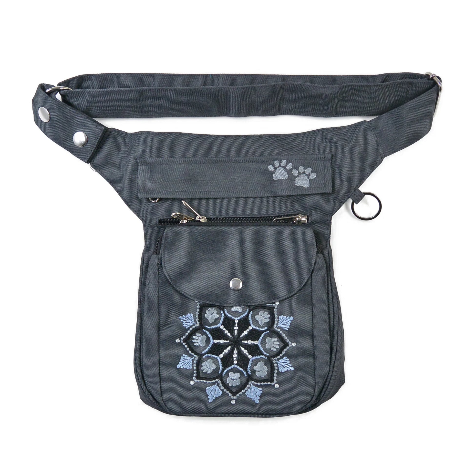Gassi-Tasche, Bauchtasche und Gürteltasche aus wasserabweisendem Nylonstoff in Anthrazit mit Pfoten-Mandalastickerei. Diese Gürteltasche hat zwei Reißverschlussfächer vorne sowie ein Einsteckfach, welches durch einen Überschlag mit Druckknopf verschlossen wird. 