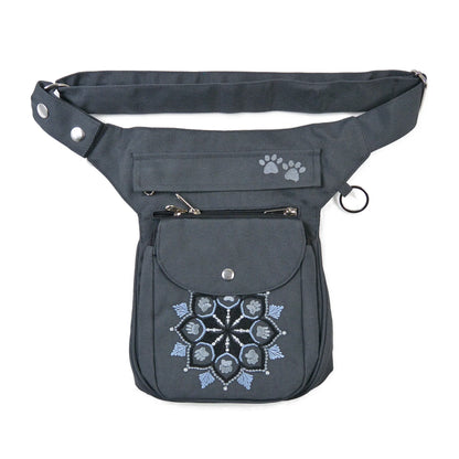 Gassi-Tasche, Bauchtasche und Gürteltasche aus wasserabweisendem Nylonstoff in Anthrazit mit Pfoten-Mandalastickerei. Diese Gürteltasche hat zwei Reißverschlussfächer vorne sowie ein Einsteckfach, welches durch einen Überschlag mit Druckknopf verschlossen wird. 