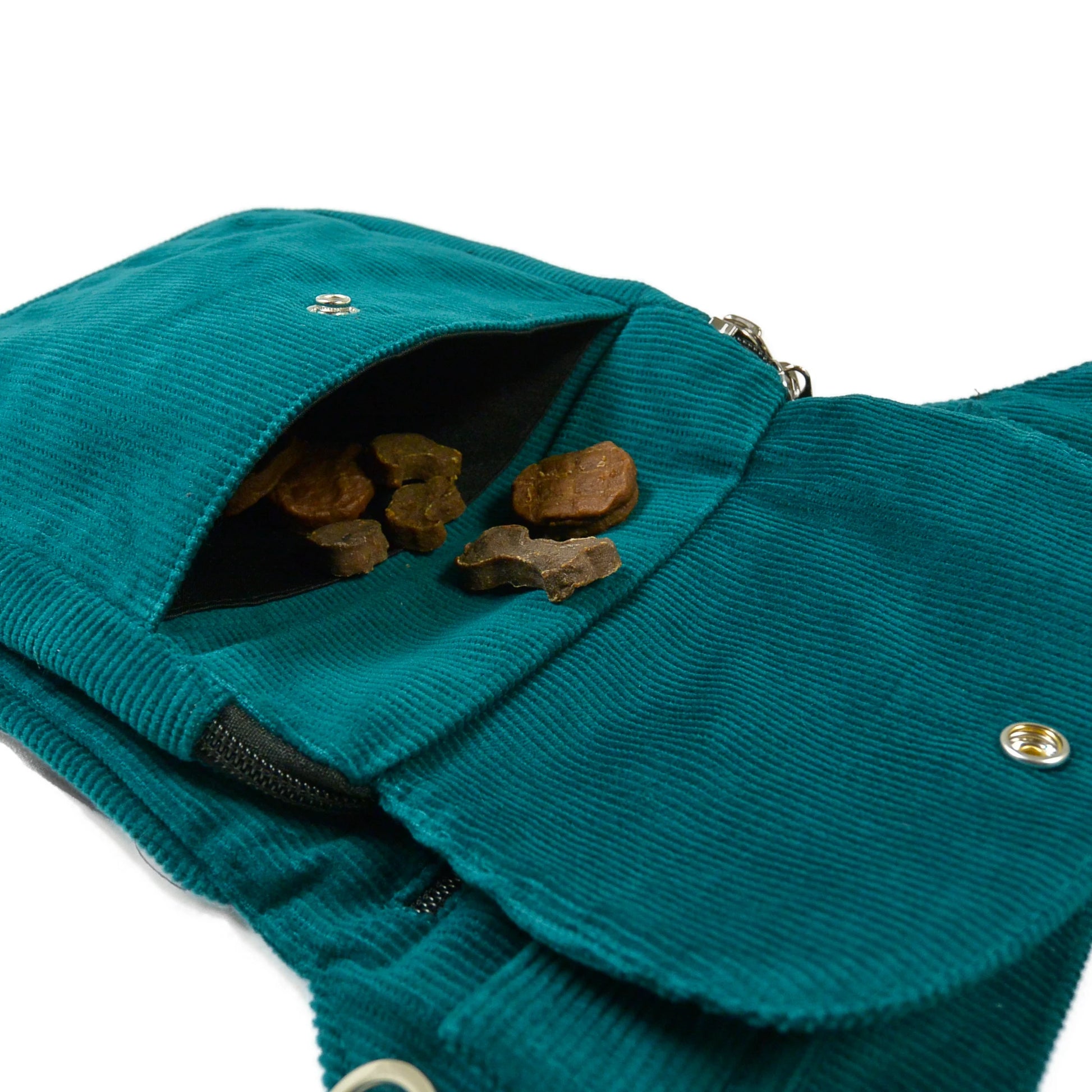 Gürteltasche, Gassi-Tasche aus Cord Seegrün. Diese Gürteltasche hat drei Reißverschlussfächer vorne sowie ein Einsteckfach für Leckerlis.
