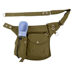 Olivgrüne Gassitasche mit blauer Trinkflasche – Vorderansicht mit Fronttasche und Reißverschluss.
