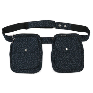Doppelte-Gassitasche aus Canvas, Marineblau mit kleinen Pfoten-Design. Inkl. Gürtel und extra auswaschbarem Leckerlifach.
