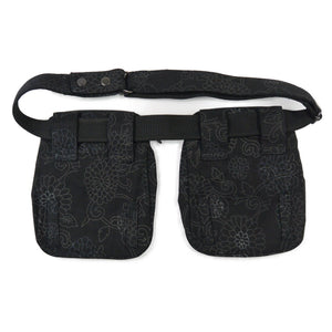 Ansicht Rückseite der Doppelte-Gassitasche aus Canvas, Schwarz mit floralen Ornamenten.   - Dresden 57 Nijens Shop