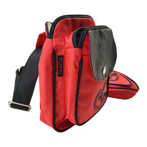 Gassitaschen-Set aus wasserabweisendem Stoff in Rot-Schwarz mit Herz- und Pfotenapplikation. Seitenansicht.
