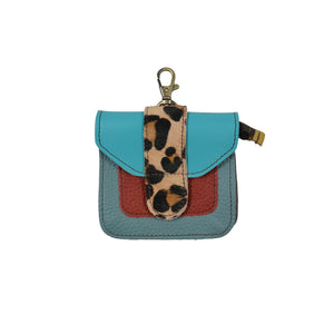 Kleines Leder Portemonnaie mit Karabiner in Türkis-Rot-Petrol und Leoparden-Print Klappe – Nijens