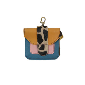 Kleines Leder Portemonnaie mit Karabiner in Gelb-Rosa-Blau und Leoparden-Print Klappe – Nijens
