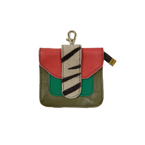 Kleines Leder Portemonnaie mit Karabiner in Grün-Rot-Schwarz und Zebra-Print Klappe – Nijens