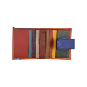 Geöffneter Leder-Geldbeutel im Farbmix mit roten, blauen, gelben und grünen Kartenfächern sowie blauer Druckknopf-Lasche