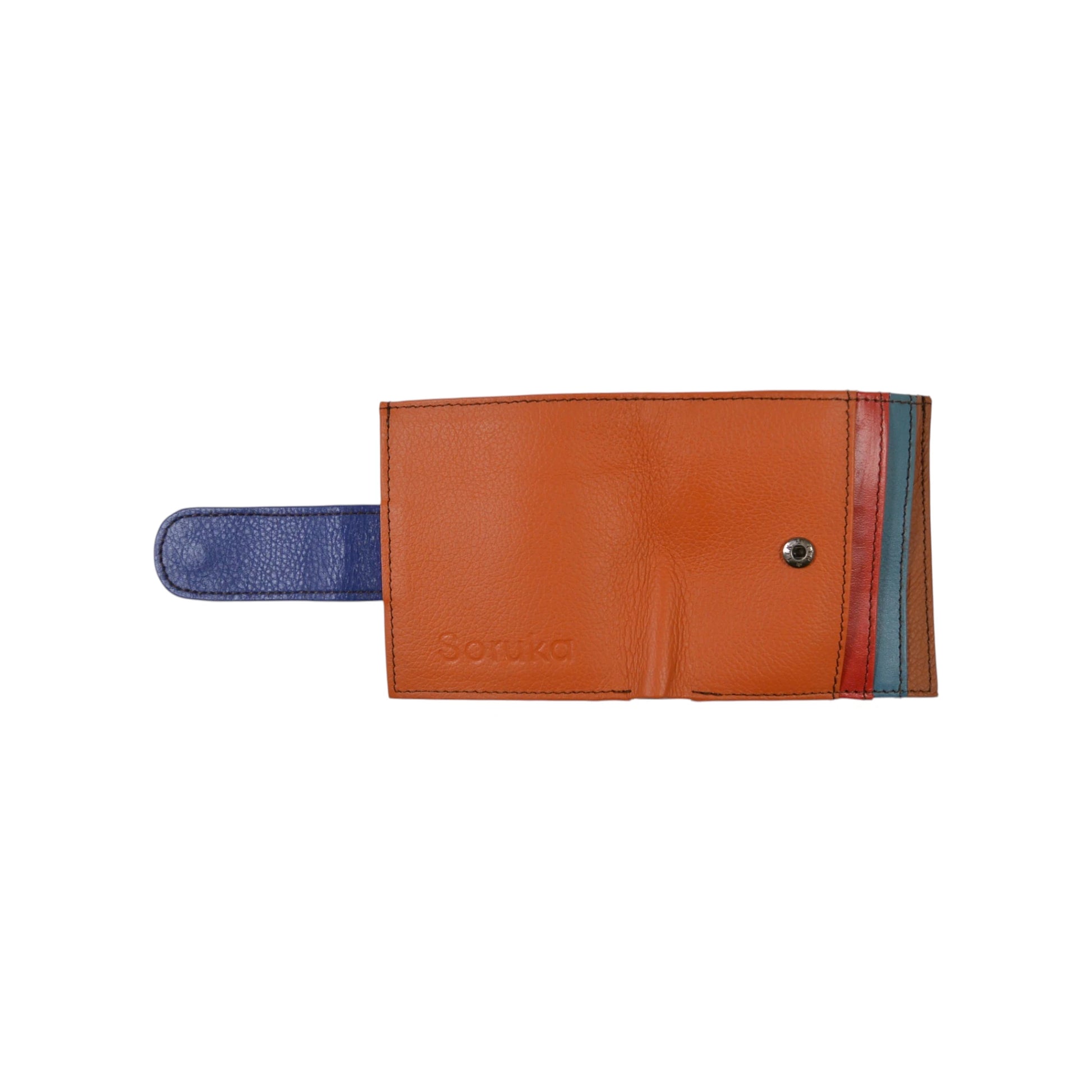 Bunter Leder-Geldbeutel im Farbmix mit orangefarbener Außenseite, blauer Druckknopf-Lasche und mehrfarbigen Kartenfächern im Inneren.
