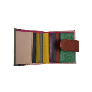 Kleiner Leder-Geldbeutel im Patchwork-Look mit rosa Außenmaterial, roter Lasche und bunten Kartensteckfächern im Inneren. Bild 2