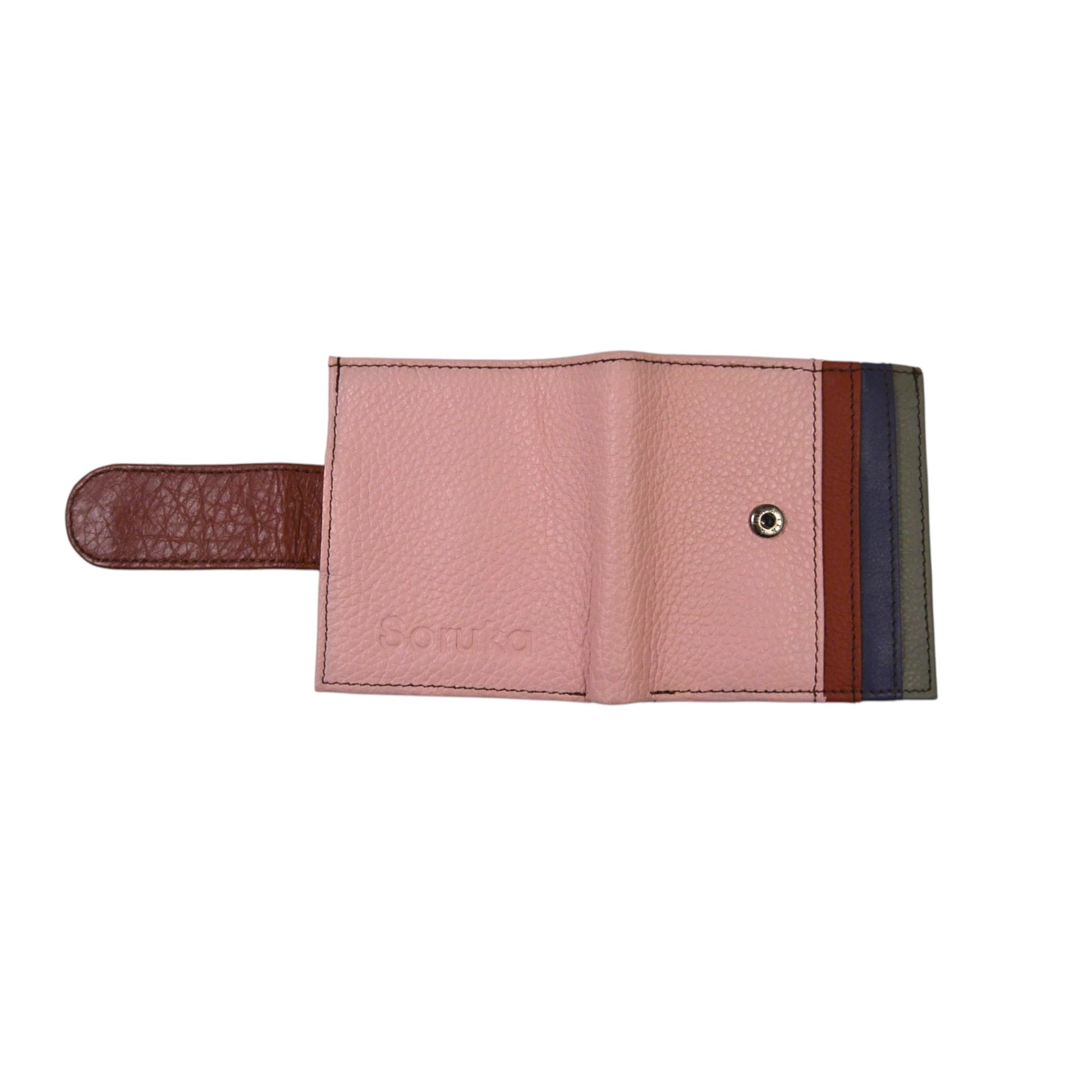Kleiner Leder-Geldbeutel im Patchwork-Look mit rosa Außenmaterial, roter Lasche und bunten Kartensteckfächern im Inneren. Bild 3