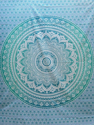 Großes Stofflaken mit hellblau und Türkisen farbigen Mandala Ornament in der Mitte.