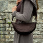 Model präsentiert Schokobraune Cord-Crossbody-Tasche „Rishikesh“ von Nijens 