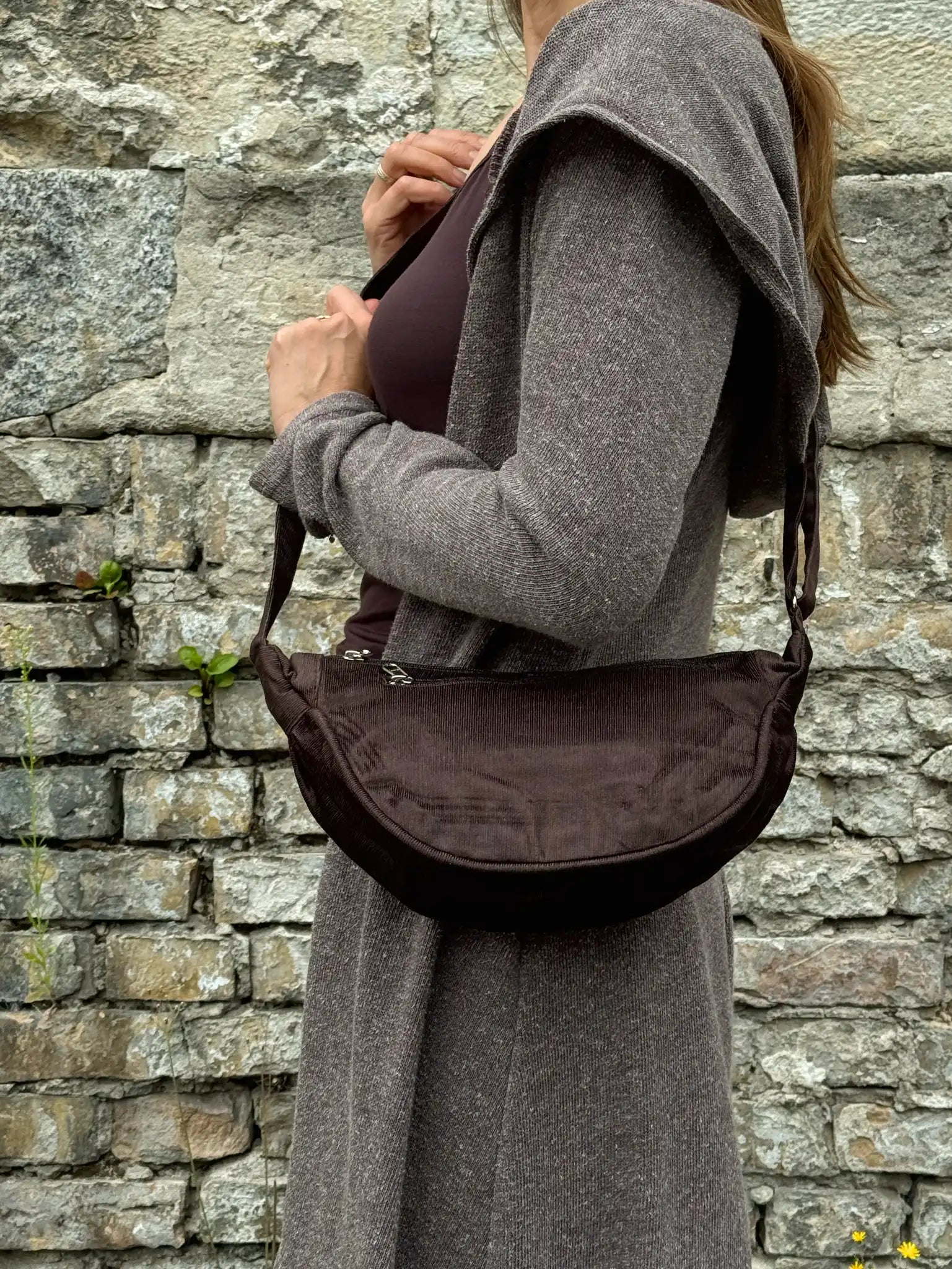Model präsentiert Schokobraune Cord-Crossbody-Tasche „Rishikesh“ von Nijens 