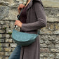Model präsentiert Crossbodybag „Rishikesh“ aus Cord Salbei von Nijens in Frontalansicht, mit verstellbarem Schultergurt