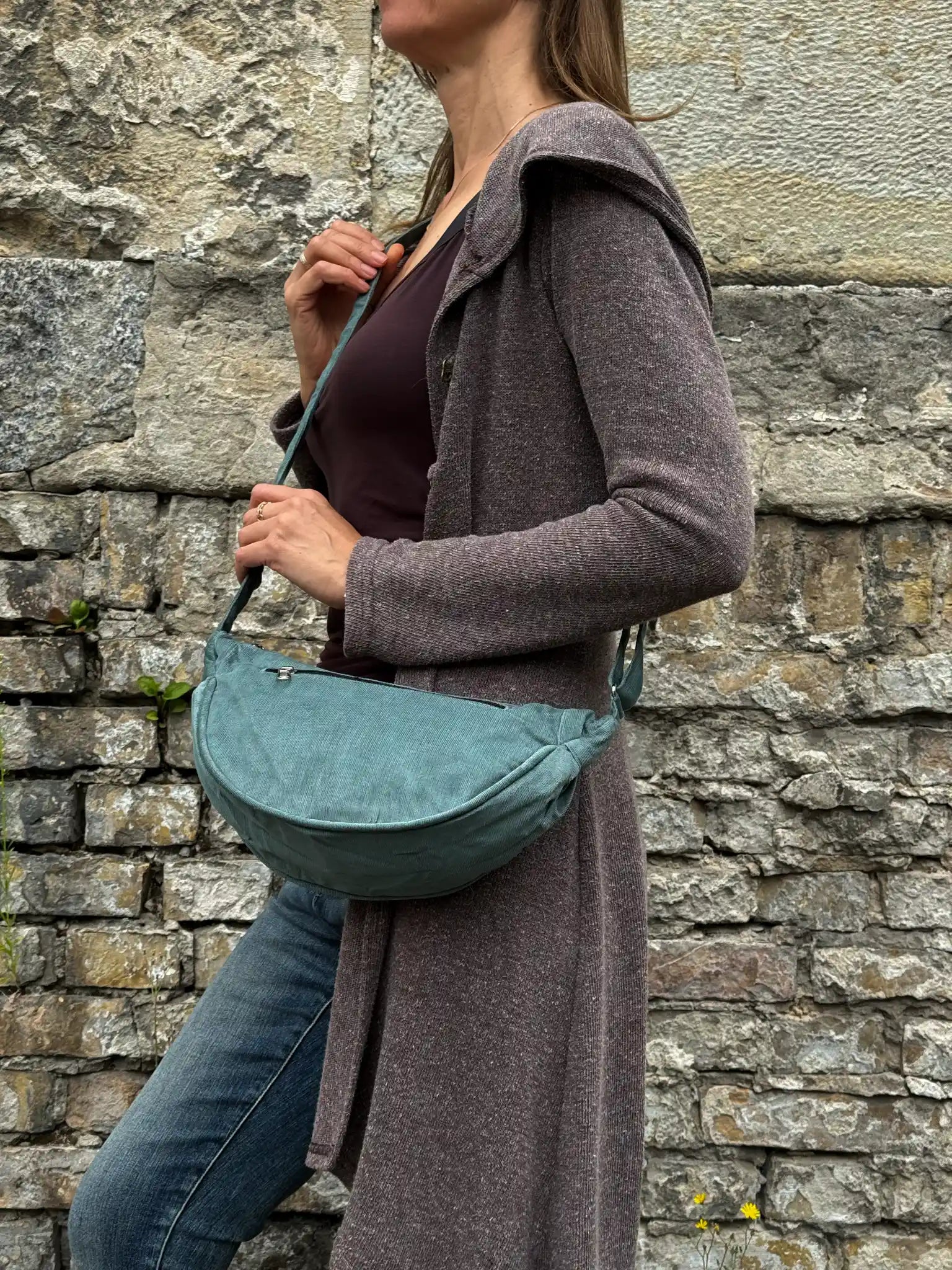 Model präsentiert Crossbodybag „Rishikesh“ aus Cord Salbei von Nijens in Frontalansicht, mit verstellbarem Schultergurt