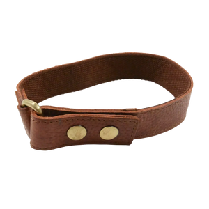 Gürtel-Verlängerung Leder Brandy Braun. Gürtel ist durch Vierkantring gezogen und mit zwei Druckknöpfen gesichert.