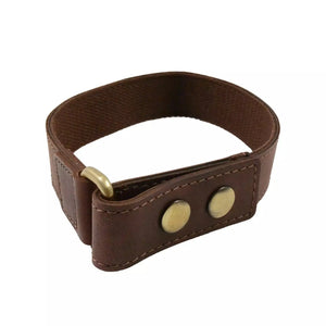 Gürtel-Verlängerung Leder Cognac Braun. Gürtel ist durch Vierkantring gezogen und mit zwei Druckknöpfen gesichert.