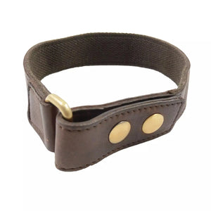 Gürtel-Verlängerung Leder Mahagoni Braun. Gürtel ist durch Vierkantring gezogen und mit zwei Druckknöpfen gesichert.