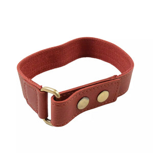 Gürtel-Verlängerung aus Leder, Rot. Gürtel ist durch Vierkantring gezogen und mit zwei Druckknöpfen gesichert.