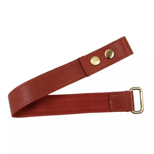 Gürtel-Verlängerung aus Leder in Rot mit zwei Druckknöpfen an einem und einen Vierkantring zur Verlängerung von Gürteln unserer Hüfttaschen an dem anderen Ende.