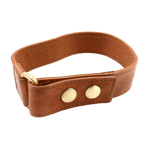 Gürtel-Verlängerung Leder Braun. Gürtel ist durch Vierkantig gezogen und mit zwei Druckknöpfen gesichert.