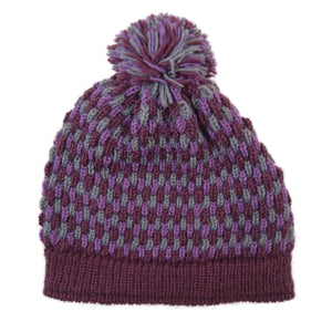 Bommelmütze aus Schurwolle in Lila-Grau-Tönen.