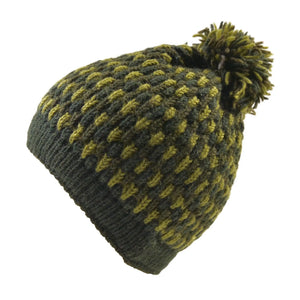 Seitenansicht: Bommelmütze aus Schurwolle in Grün-Braun-Tönen.