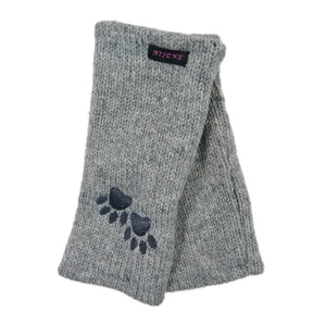 Pulswärmer, Armstulpen mit Zwei-Pfoten-Stickerei aus Schurwolle, Hellgrau und Fleeceeinsatz. An der Seite gibt es einen Spalt für den Daumen.