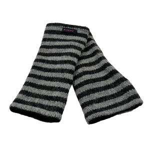 Pulswärmer, Armstulpen aus Schurwolle Schwarz, Grau gestreift mit Daumen frei und gefüttert mit Fleece.