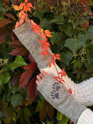 Handmodell mit Pulswärmer, Armstulpen mit Zwei-Pfoten-Stickerei aus Schurwolle, Hellgrau und Fleeceeinsatz.