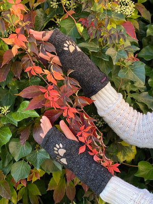 Pulswärmer, Armstulpen mit Zwei-Pfoten-Stickerei aus Schurwolle Anthrazit und Fleeceeinsatz. An der Seite gibt es einen Spalt für den Daumen.