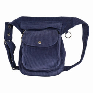 Gürteltasche, Gassi-Tasche aus Cord Marineblau. Diese Gürteltasche hat zwei Reißverschlussfächer vorne sowie ein Einsteckfach, welches durch einen Überschlag mit Druckknopf verschlossen wird. Auf der hinteren Seite befindet sich ein weiteres Reißverschlussfach. An der Seite des Taschengurtes befindet sich ein kleiner Metallring und zum Anhängen kleiner Beuteltaschen.