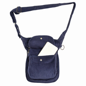 Gürteltasche, Gassi-Tasche aus Cord Marineblau. Der Taschengurt ist größenverstellbar und das Einsteckfach vorne bietet Platz fürs Handy und wird durch einen Überschlag mit Klett und Druckknopf verschlossen.