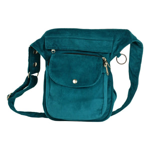 Gürteltasche, Gassi-Tasche aus Cord Seegrün. Diese Gürteltasche hat zwei Reißverschlussfächer vorne sowie ein Einsteckfach, welches durch einen Überschlag mit Druckknopf verschlossen wird. Auf der hinteren Seite befindet sich ein weiteres Reißverschlussfach. An der Seite des Taschengurtes befindet sich ein kleiner Metallring, zum anhängen kleiner Beuteltaschen.