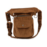 Bauchtasche, Gassi-Tasche aus Cord Goldbraun. Diese Gürteltasche hat zwei Reißverschlussfächer vorne sowie ein Einsteckfach, welches durch einen Überschlag mit Druckknopf verschlossen wird. Auf der hinteren Seite befindet sich ein weiteres Reißverschlussfach. An der Seite des Taschengurtes befindet sich ein kleiner Metallring, zum anhängen kleiner Beuteltaschen.