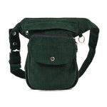 Bauchtasche, Gassi-Tasche aus Cord Tannengrün. Diese Gürteltasche hat zwei Reißverschlussfächer vorne sowie ein Einsteckfach, welches durch einen Überschlag mit Druckknopf verschlossen wird. Auf der hinteren Seite befindet sich ein weiteres Reißverschlussfach. An der Seite des Taschengurtes befindet sich ein kleiner Metallring, zum anhängen kleiner Beuteltaschen.