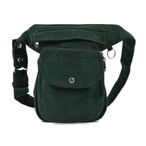 Bauchtasche, Gassi-Tasche aus Cord Tannengrün. Diese Gürteltasche hat zwei Reißverschlussfächer vorne sowie ein Einsteckfach, welches durch einen Überschlag mit Druckknopf verschlossen wird. Auf der hinteren Seite befindet sich ein weiteres Reißverschlussfach. An der Seite des Taschengurtes befindet sich ein kleiner Metallring, zum anhängen kleiner Beuteltaschen.