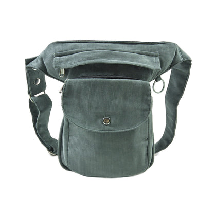 Bauchtasche, Gassi-Tasche aus Cord Salbeigrün. Diese Gürteltasche hat zwei Reißverschlussfächer vorne sowie ein Einsteckfach, welches durch einen Überschlag mit Druckknopf verschlossen wird. Auf der hinteren Seite befindet sich ein weiteres Reißverschlussfach. An der Seite des Taschengurtes befindet sich ein kleiner Metallring, zum anhängen kleiner Beuteltaschen.