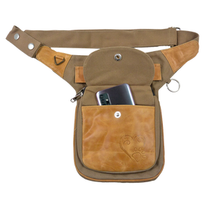 Hüfttasche, Gassi-Tasche aus Leder, pfote Herzprägung mit einem Einsteckfach vorne, welches durch einen Überschlag mit einem Druckknopf verschlossen wird.